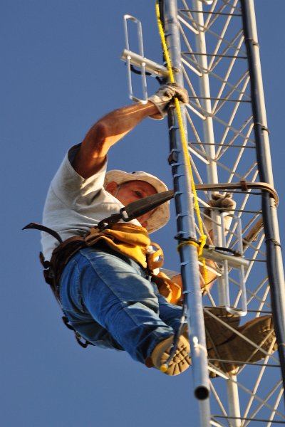 Bob-K4NBC Raising New Antenna 04.jpg